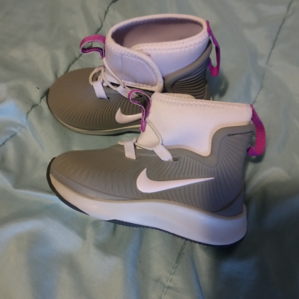 Girls Nike all conditions play shoes size 7 worn twice in great condition
